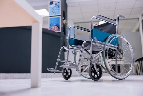 Simbolna slika invalidskega vozička v bolnici